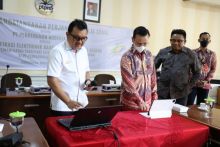 SEVP Business Support PTPN V, Rurianto, (kemeja putih) bersama dengan Kepala Balai Sertifikasi Elektronik BSSN, Gerhard Tarigan dan Kepala Biro Hukum dan Komunikasi Publik BSSN, Ferry Indrawan saat menandatangani perjanjian kerjasama secara digital. BSSN dan PTPN V melakukan kerjasama untuk memperku