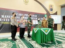 Dandim 0303/Bengkalis Letkol Inf Endil YH bersama Bupati Kasmarni saat menandatangi tanda selesainya acara TMMD ke 113