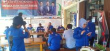 Ketua DPD Partai Demokrat Provinsi Riau Agung Nugroho didampingi Ketua DPC Demokrat Kuansing Fedrios Gusni dalam Coffee Morning bersama rekan media massa di Zona Cafe Teluk Kuantan