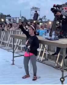 Aksi mbak Rara yang gagal mengehentikan hujan viral (instagram/@fakta.indo)