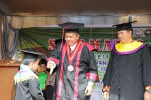 Bupati Alfedri di acara wisuda