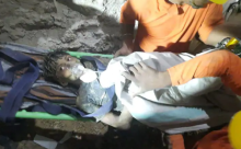 Dia terjebak di kedalaman sekitar 60 kaki dan pipa dipasang untuk pasokan oksigen.