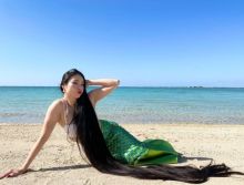 Rin Kambe dengan rambut yang memiliki rambut panjang 7 kaki. Sumber: Instagram