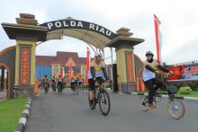 Kapolda Riau Irjen Pol M Iqbal beserta Istri pimpin peserta Fun Bike semarak Bhayangkara 76 yang diikuti 6000 peserta yang diadakann serentak di 12 kabupaten di Provinsi Riau, Minggu,19 Juni 2022. (foto. Amri)