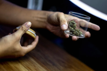 Ilustrasi pasien kanker mengonsumsi ganja untuk penghilang rasa sakit/Reuters