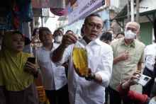 Menteri Perdagangan (Mendag) Zulkifli Hasan melakukan inspeksi mendadak (sidak) di Pasar Klender, Jakarta Timur, Rabu (22/6/2022) pagi. Sidak itu dilakukan guna mengecek harga kebutuhan bahan pokok, termasuk minyak goreng. Selain Pasar Klender, pria yang akrab disapa Zulhas itu juga mendatangi dua t