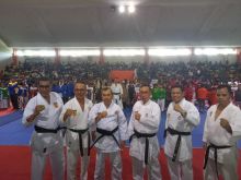 Gubernur Riau Syamsuar (tiga kiri) dan ketua Forki Riau Parisman Ihwan (dua kiri) berfoto bersama usai pembukaan Kejurprov Riau di gor Tribuana Pekanbaru. Jumat (24/6/2022)