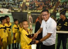 Wakil Ketua DPRD Bengkalis Sofyan saat memberikan hadiah kepada pemenang futsal