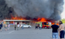 Sebuah pusat perbelanjaan terkena serangan rudal Rusia di Kremenchuk, Ukraina pada 27 Juni 2022