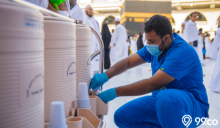 Potret Seorang Petugas yang Mengambil Air Zam-zam, dimana notabene nya disediakan setiap harinya di Makkah/99.co