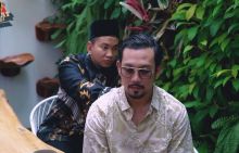 Proses Ruqyah yang dilakukan Ustadz  Faizar kepada Denny Sumargo/sreenshot