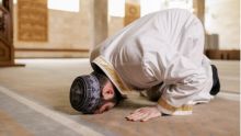tata cara sholat taubat lengkap dengan waktu dan bacaan tasbih tiga kali pada waktu sujud/net