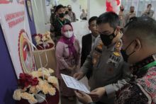 Kapolda Riau Irjen Pol M Iqbal saat mengecek pencetakan KTA Satpam di MPP Pekanbaru, Jumat, 1 Juli 2022.