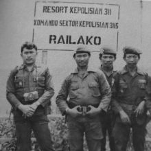 Jusuf Manggabarani dan rekan. Sumber: Internet