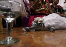 Seorang walikota kota kecil Meksiko menikahi pengantin buayanya dalam upacara yang penuh warna saat musik tradisional terdengar dan orang-orang yang bersuka ria menari sambil memohon kepada pemimpin adat untuk menyegel pernikahan dengan ciuman. Reuters