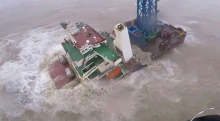 Kapal terbelah dua di Laut China Selatan akibat topan Chaba /twitter