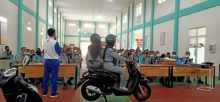Instruktur Safety Riding saat menjelaskan tips berbeoncengan dengan posisi menyamping kepada seluruh siswa siswi SMKN 3 Mandau