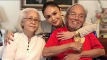 Potret Yuni Sara mengunjungi rumah Bob Tutupoly, yang dihormatinya sebagai salah satu penyanyi Senior Indonesia/republika.com