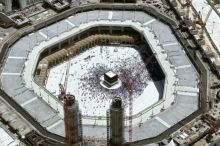 Pemandangan Ka'bah, di Masjidil Haram, di kota suci Mekah [Rania Sanjar/AFP]