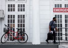Suchitha Kahaduwa, seorang dokter (41), tiba untuk bekerja setelah mengendarai sepeda karena kekurangan bahan bakar utama, di tengah krisis ekonomi negara itu, di Kolombo, Sri Lanka, 6 Juli 2022.