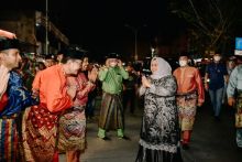 Bupati Bengkalis Kasmarni saat melepas pawai takbir di kec Mandau