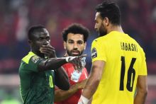 Foto : Pemain depan Senegal Sadio Mane, pemain depan Mesir Mohamed Salah dan penjaga gawang Mesir Mohamed Abou Gabal berbicara sebelum tendangan penalti selama pertandingan sepak bola final Piala Afrika (CAN) 2021 antara Senegal dan Mesir di Stade d'Olembe di Yaounde pada Februari 6, 2022. 