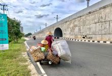 Anton bersama Isteri di jalanan kota Pekanbaru