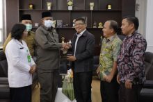 Bupati Siak Alfedri bersama pengurus LPPD Siak