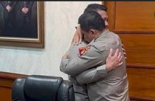 Irjen Ferdy menangis dipelukan Irjen Fadil /RIMOL Sumut