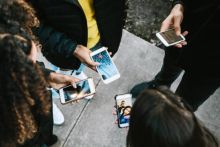 Foto : Gen Z tidak terlalu menyukai platform media sosial klasik seperti Facebook, dan lebih suka TikTok dan Instagram daripada yang sama