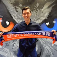 Potret mesut Ozil, Memegang Lebel Klub Barunya Istambul Basaksehir/twitter