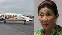 Foto : Susi Pudjiastuti dan pesawatnya Susi Air. Sumber: Tempo.co