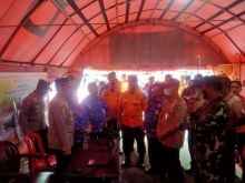 I Nyoman Sidakarya didampingi Bupati Bengkalis Kasmarni saat di kantor Basarnas Bengkalis