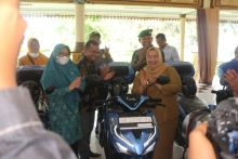 Bupati Bengkalis saat penyerahan kendaraan dinas