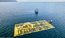 Foto: Kelompok masyarakat adat dan hak-hak perempuan di Indonesia memprotes acara utama G20 untuk kesetaraan gender atas dugaan pengecualian suara lokal [Courtesy of Greenpeace Indonesia]