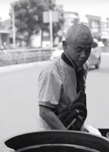 Pak Suhaimi, penjual ember dan keranjang keliling tampak menangis di sepanjang jalan / TikTok@Suntono Mk