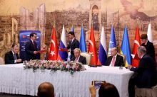 Foto: Menteri Infrastruktur Ukraina Oleksandr Kubrakov, Sekretaris Jenderal PBB Antonio Guterres, Presiden Turki Recep Tayyip Erdogan dan Menteri Pertahanan Turki Hulusi Akar menghadiri upacara penandatanganan. 