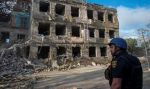 Foto: Seorang penyelamat berdiri di depan gedung sekolah yang dihancurkan oleh serangan Rusia, di Kramatorsk, Ukraina