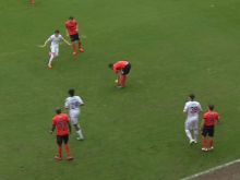 Gavin Gunning saat memegang bola dengan sengaja. Sumber: The Mirror