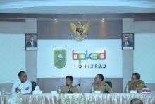 Banggar DPRD dan Sekda Bengkalis saat gelar rapat evaluasi Ranperda 2021