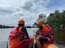 Tim Gabungan saat melakukan pencarian terhadap Khairudin
