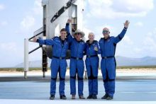 Foto: Enam Turis Diterbangkan Ke Luar Angkasa