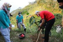 Ganjar Pranowo saat giat tanam pohon