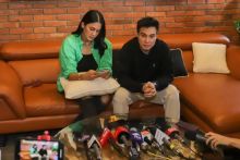 Bain Wong dan Paula Verhoeven saat konferensi pers pembatalan HAKI