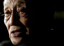 Foto: Mantan Presiden Filipina Fidel Ramos berbicara kepada wartawan saat tiba di Bandara Internasional Hong Kong, China, pada 8 Agustus 2016.