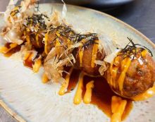 Takoyaki, cemilan yang berasal dari Jepang dan banyak digemari kaum milenial /@107taste