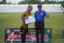 Penyerahan hadiah pemenang