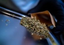 Seorang staf menyiapkan ganja di toko ganja RG420, di Khaosan Road, salah satu tempat wisata favorit di Bangkok, Thailand, pada 31 Juli 2022.  FOTO: Reuters