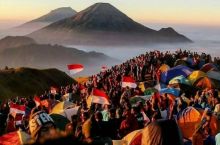 Ilustrasi 17 Agustus di Gunung Prau