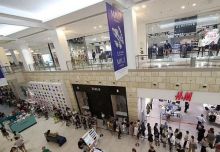 Warga Rusia Mengantre di Sebuah Ritel Pakaian Raksasa Dunia yang Akan Menutup Tokonya di Moskow